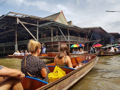 damnoen saduak floating market long tail boats